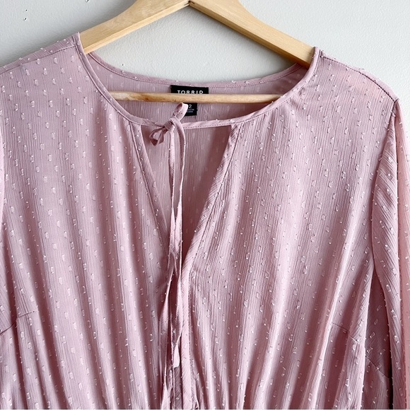 Torrid Clip Dot Tie Babydoll Peplum Blouse Top in Blush Pink, Size 2X‎ - Picture 3 of 9
